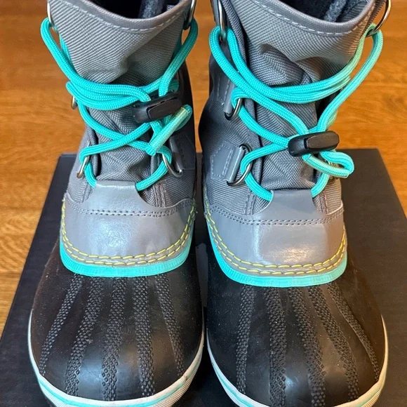 Sorel Kids Waterproof Boots Size 4 - Picture 3 of 7